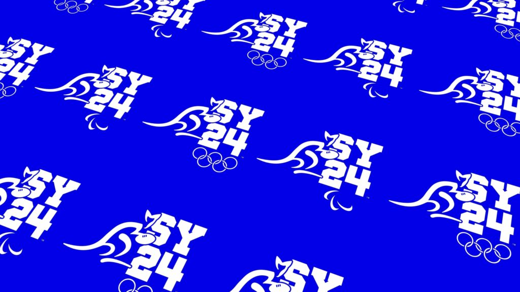Motif répétitif du logo SYD24 en blanc sur un fond bleu électrique. Le visuel combine une typographie moderne avec le symbole d'un kangourou au-dessus des anneaux olympiques, le tout présenté avec une perspective inclinée.
