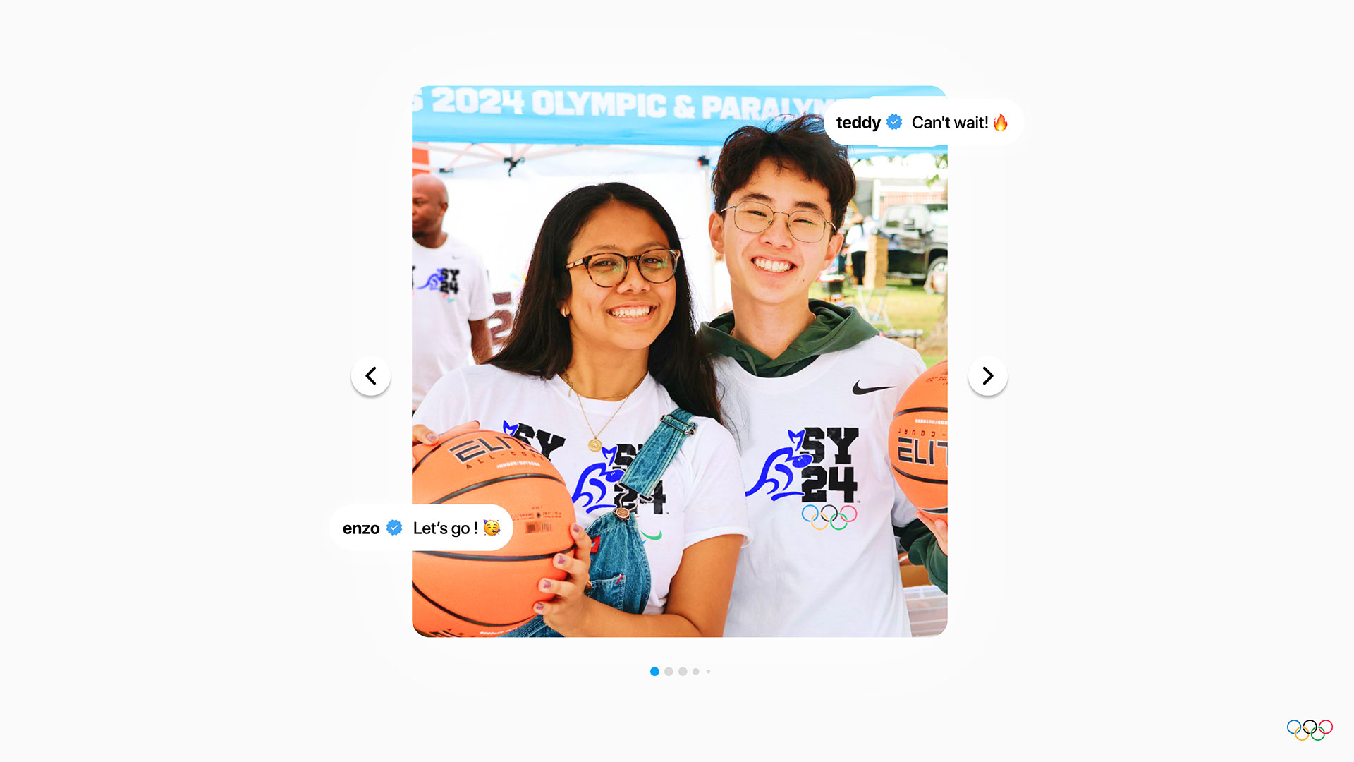 Carrousel de réseaux sociaux montrant deux jeunes bénévoles souriants portant des t-shirts officiels SYD24 et tenant des ballons de basket. Des bulles de commentaires flottantes affichent des messages d'encouragement comme « J'ai hâte » et « Let's go! » avec des emojis.
