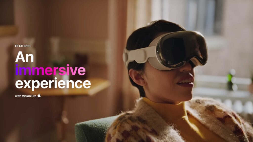 Gros plan d'une personne portant un casque Apple Vision Pro dans un intérieur chaleureux. À gauche, le texte promotionnel affiche « Une expérience immersive avec Vision Pro » avec le mot « immersive » écrit dans un dégradé de violet et rose.